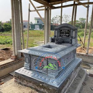 Nhiều gia đình hiện nay lựa chọn phương án xây mộ tạm trong thời gian đầu. Sau khi qua 49 ngày hoặc 100 ngày, khi phần đất đã ổn định, mới tiến hành xây mộ đá chính thức