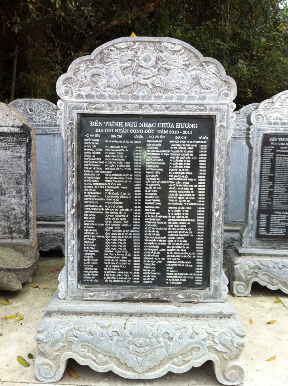 Không gian thờ tự không chỉ là nơi hành lễ mà còn là nơi lưu giữ ký ức cộng đồng. Những tấm bia đá khắc ghi công đức, sự kiện quan trọng hay tên tuổi tiền nhân là minh chứng rõ ràng cho dòng chảy lịch sử