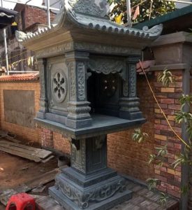 So với các chất liệu khác như gỗ hay xi măng, bàn thờ đá ngoài trời có nhiều ưu điểm