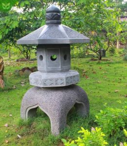 Cột đèn đá trong không gian thiền không chỉ tạo điểm nhấn thị giác mà còn mang ý nghĩa biểu tượng của sự dẫn đường