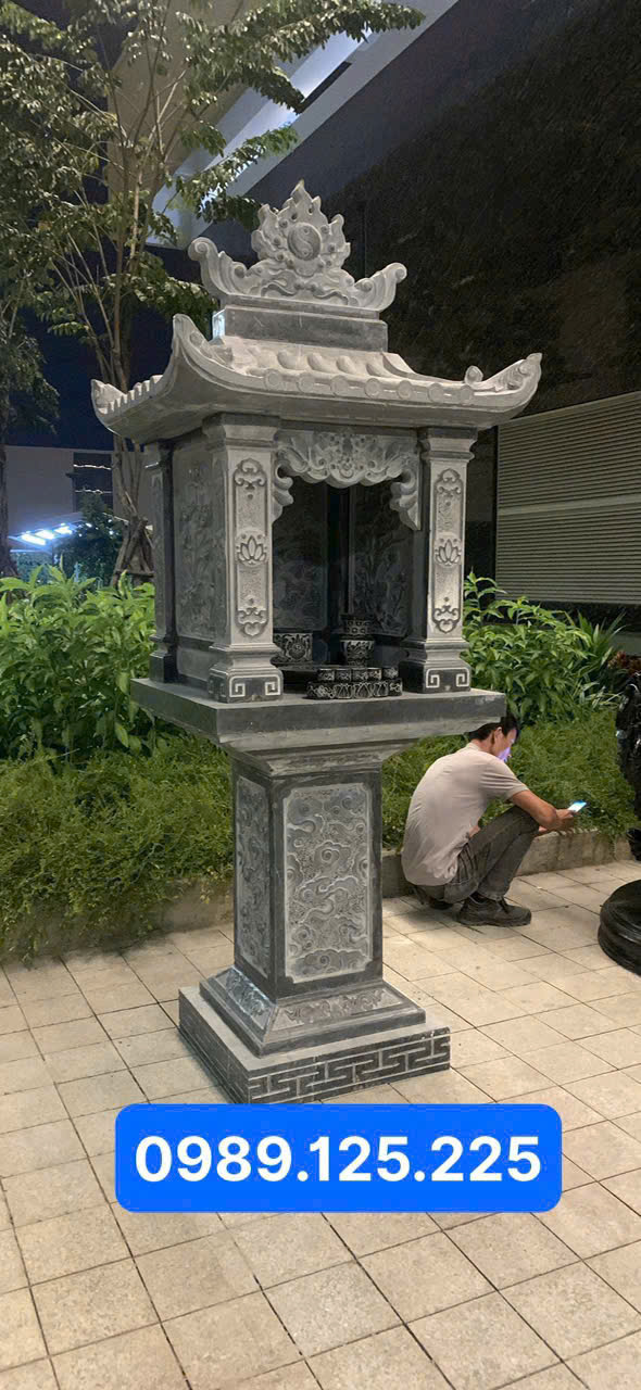 Bàn thờ đá ngoài trời thường được đặt ở sân vườn, đền, chùa, nghĩa trang, khu lăng mộ hoặc các không gian thờ tự linh thiêng