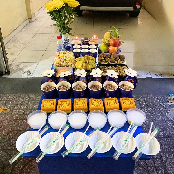 Với những gia đình có mộ phần gia tiên, lăng mộ đá, việc cúng cô hồn tại mộ trong tháng 7 cũng rất quan trọng
