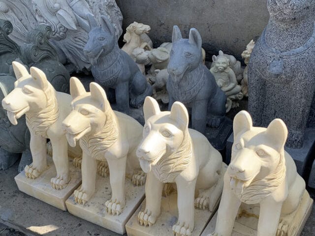 Con Chó Trong Phong Thủy – Biểu Tượng Trung Thành Từ Đá Mỹ Nghệ