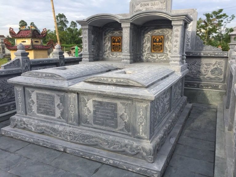 Một số quan điểm cho rằng năm nhuận mang ý nghĩa tốt lành, có thể giúp vong linh người đã khuất sớm siêu thoát, con cháu được phù hộ, làm ăn thuận lợi