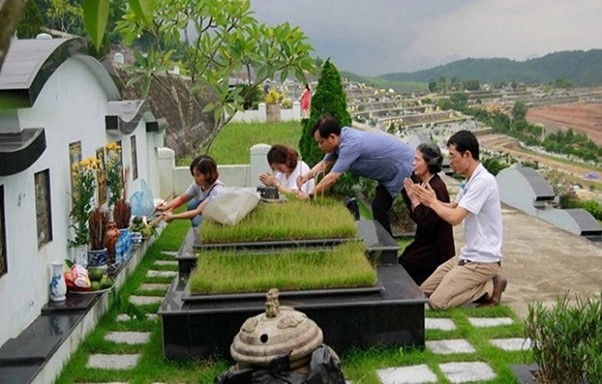 nên vệ sinh sạch sẽ khu vực lăng mộ đá, quét rác, lau dọn bát hương, và chuẩn bị một tâm thế thành kính, trang nghiêm