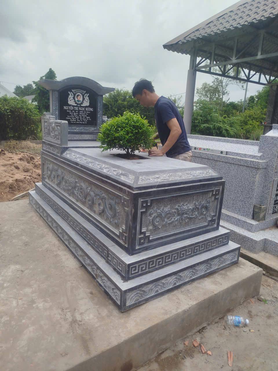 Mộ Đá Đơn – Giải Pháp Tâm Linh Bền Vững Từ Đá Mỹ Nghệ