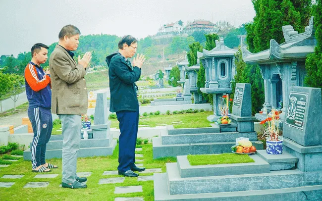 Ăn mặc chỉnh tề, thái độ nghiêm trang, thành tâm
