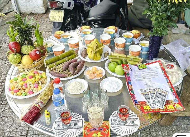 Không cúng trong nhà, nên cúng ngoài sân, trước cổng, vỉa hè hoặc trước khu vực mộ phần