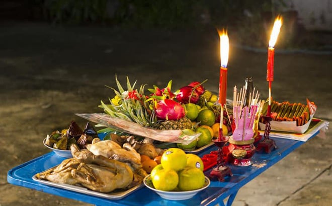 Mâm cúng cô hồn nên được chuẩn bị đầy đủ, không cần cầu kỳ nhưng cần có tấm lòng thành kính