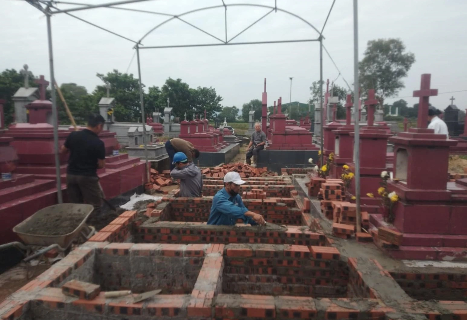 Di dời mộ phần sang vị trí khác là một việc làm tâm linh quan trọng trong văn hóa người Việt. Việc này thường được tiến hành khi khu vực cũ bị quy hoạch, mộ phần bị xuống cấp, hoặc gia chủ muốn đưa mộ tổ tiên về gần gia đình để tiện hương khói