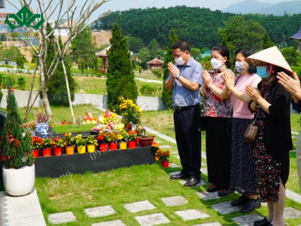 Vì thế, trước khi khấn vái tổ tiên hay sửa sang lăng mộ đá, người ta thường thắp hương khấn thần linh ngoài mộ trước