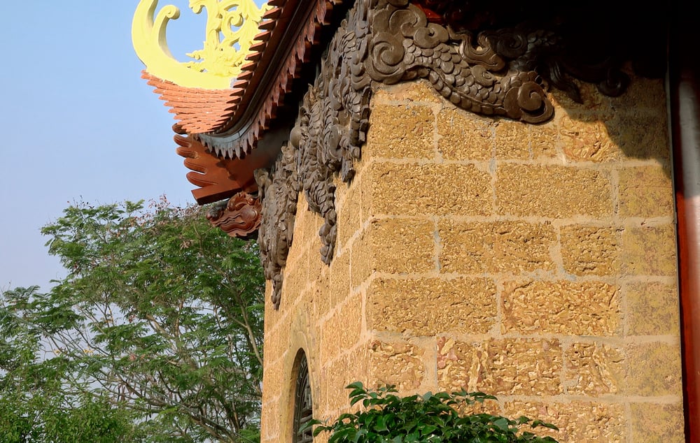 Nếu như các ngôi đình chùa cổ xưa chủ yếu mang phong cách kiến trúc thuần Việt, thì trong thế kỷ 21, xu hướng mới là hòa quyện giữa truyền thống và hiện đại