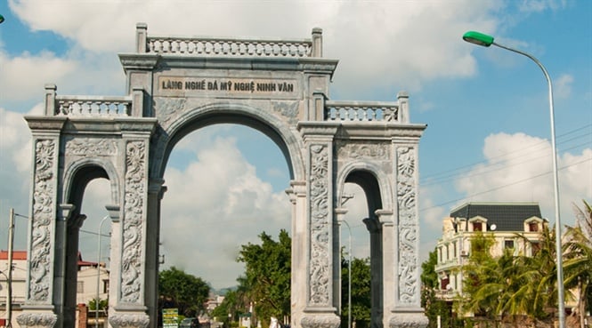 Từ bao đời nay, nhắc đến các công trình lăng mộ đá mỹ nghệ, người ta không thể không nói đến làng nghề Ninh Vân, một vùng đất linh thiêng nằm bên dòng sông Hoàng Long hiền hòa của tỉnh Ninh Bình