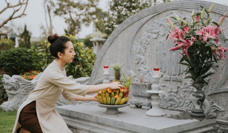 Ngày nay, đa số khu mộ đều được xây dựng bằng đá mỹ nghệ, đặc biệt là đá xanh rêu, đá trắng hoặc đá granite. Không chỉ mang tính thẩm mỹ cao, đá mỹ nghệ còn có độ bền vượt trội với thời gian, chống lại sự mài mòn của mưa nắng và thời tiết khắc nghiệt