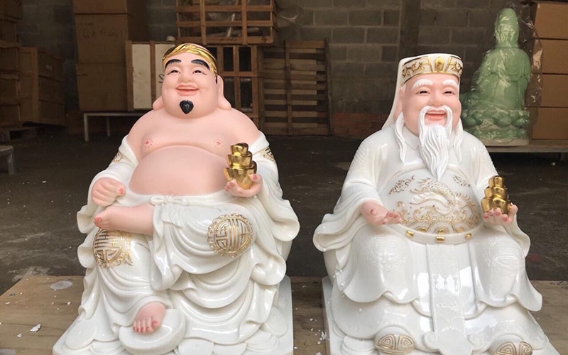 Một bàn thờ Thần Tài – Thổ Địa đầy đủ thường gồm: tượng hai vị thần bằng đá mỹ nghệ, gốm sứ hoặc đồng. Trong đó, tượng đá mỹ nghệ được ưa chuộng nhất vì vừa bền vững, vừa có giá trị phong thủy cao