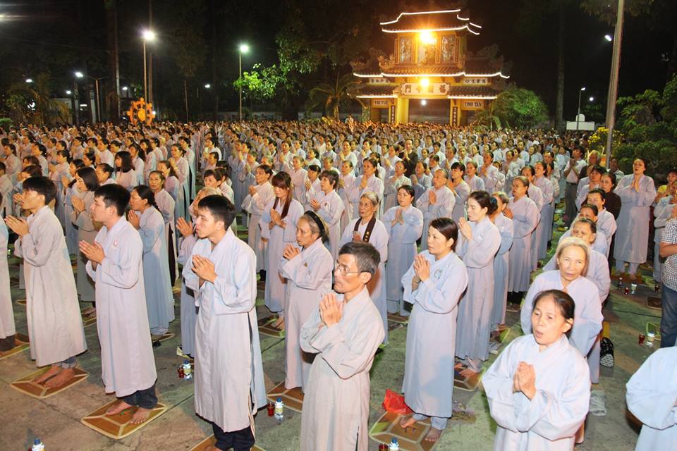 Việc hồi hướng công đức thường được thực hiện bằng hình thức tụng niệm, lễ bái và đọc bài hồi hướng