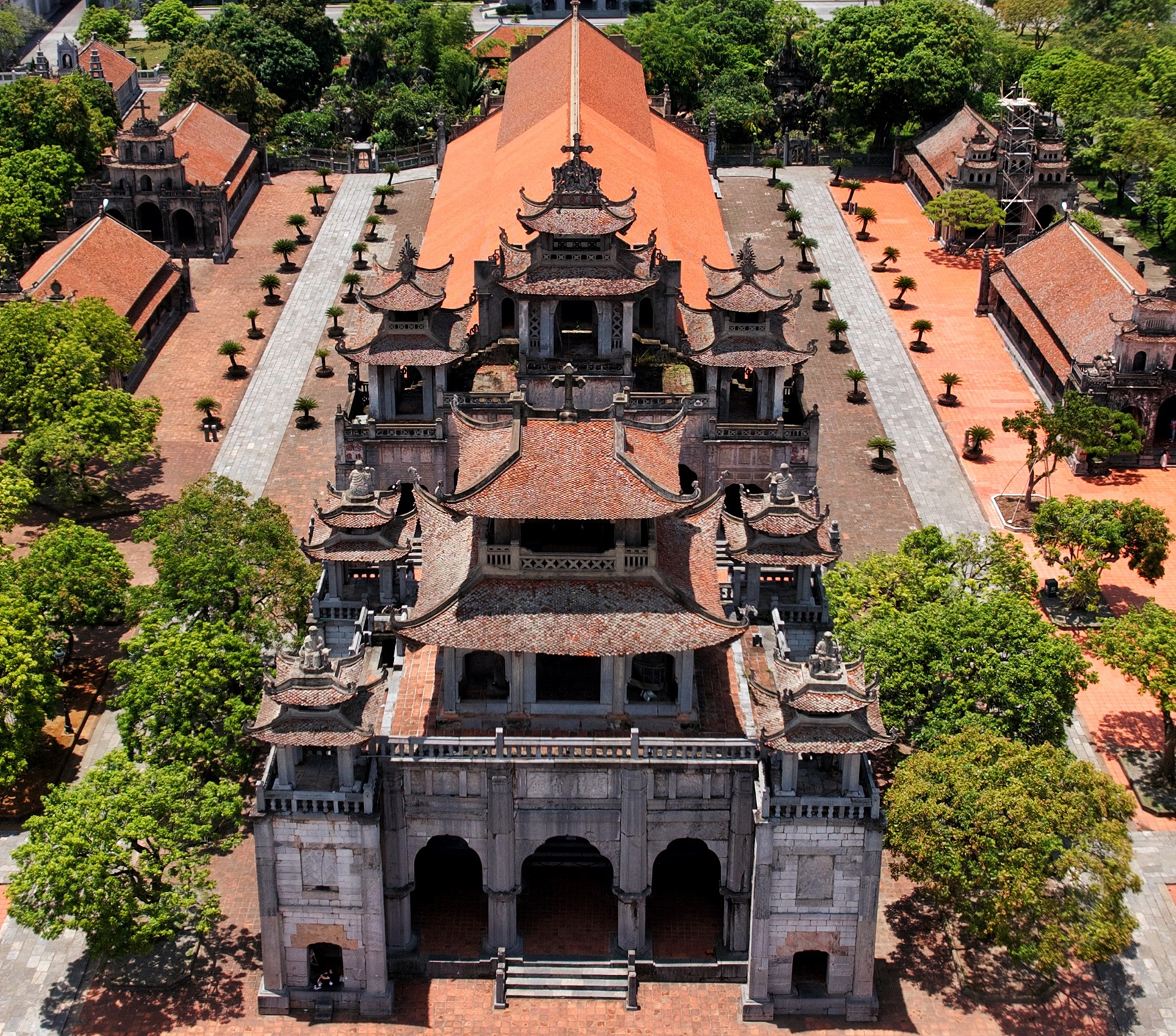 Những khu lăng mộ đá Ninh Vân được xây dựng trên khắp mọi miền đất nước không chỉ làm đẹp cho cảnh quan nghĩa trang, mà còn thể hiện tấm lòng thành kính của con cháu đối với ông bà tổ tiên