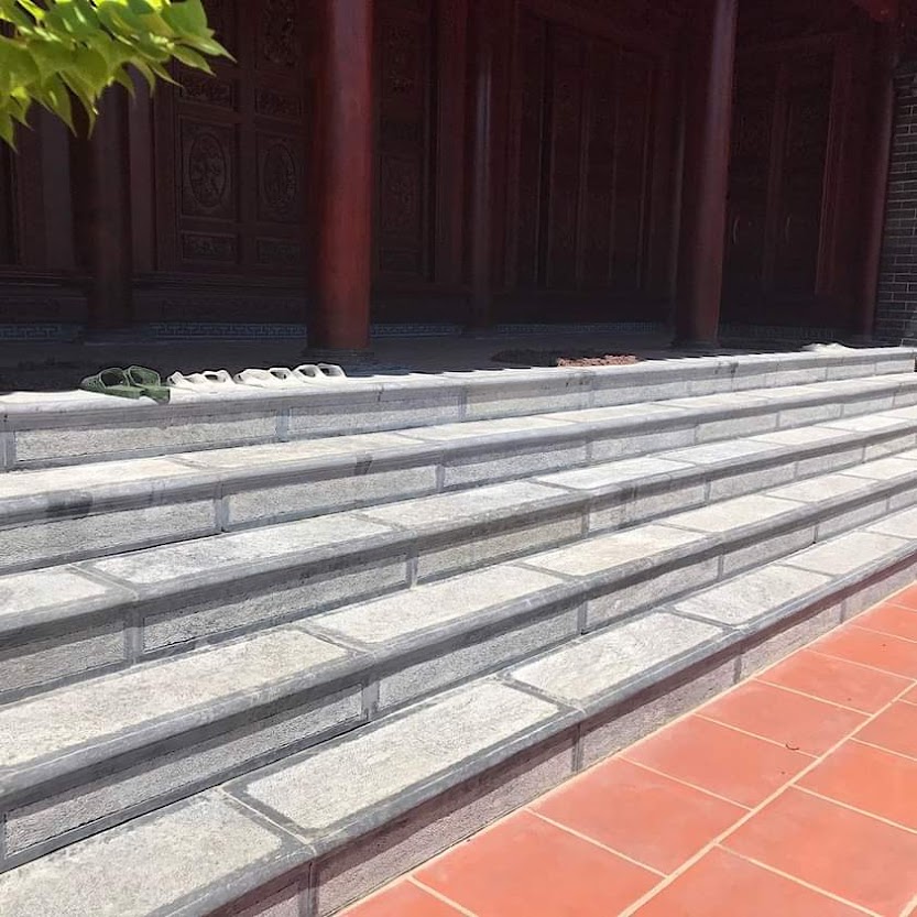 Bậc tam cấp đá tự nhiên không chỉ là lối bước vào nhà, mà còn là biểu tượng của sự vững chãi, thịnh vượng và trường tồn