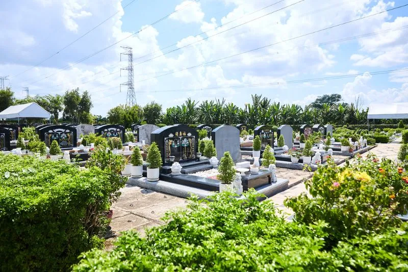 Sau khi hoàn tất nghi lễ hạ huyệt, việc xây mộ đá là bước tiếp theo để bảo vệ huyệt mộ khỏi tác động của thời tiết và động vật, đồng thời thể hiện lòng tôn kính