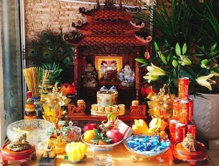 Bàn thờ Thần Tài thường đặt dưới đất, ở một góc nhà hoặc văn phòng – nơi có thể quan sát được hoạt động ra vào
