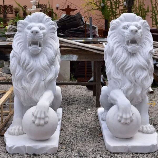 Tại các ngôi chùa cổ, sư tử đá hay nghê đá thường được đặt ở lối vào như những người gác cửa, bảo vệ chốn linh thiêng