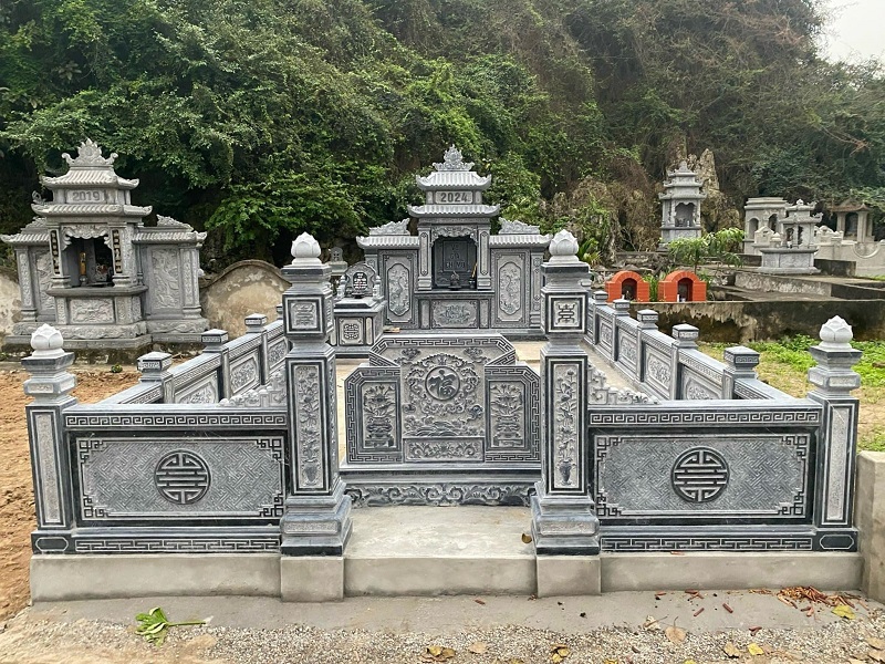 Tựu trung lại, lăng mộ đá nguyên khối không chỉ là một công trình kiến trúc bền vững mà còn là biểu tượng của lòng hiếu kính, của đạo lý “uống nước nhớ nguồn”