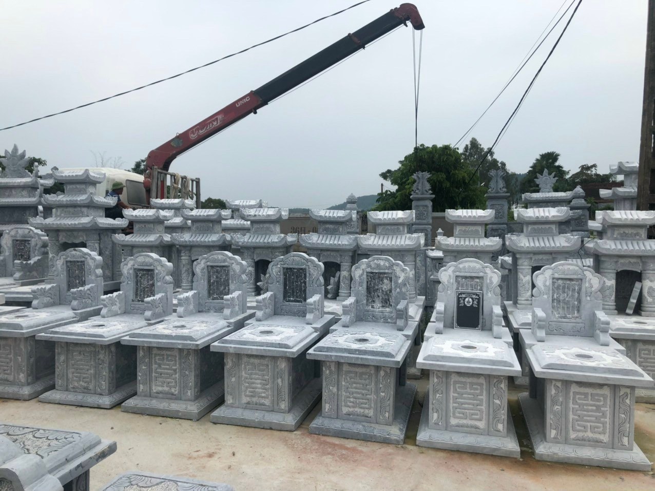 Không chỉ tạo việc làm cho lao động địa phương, nghề đá còn góp phần giữ gìn bản sắc văn hóa truyền thống, truyền dạy kỹ thuật cho thế hệ trẻ
