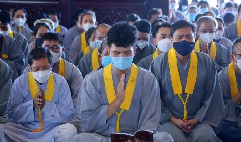 Hồi hướng” có nghĩa là chuyển công đức mình tạo ra đến cho người khác hoặc đến một mục tiêu cao cả hơn