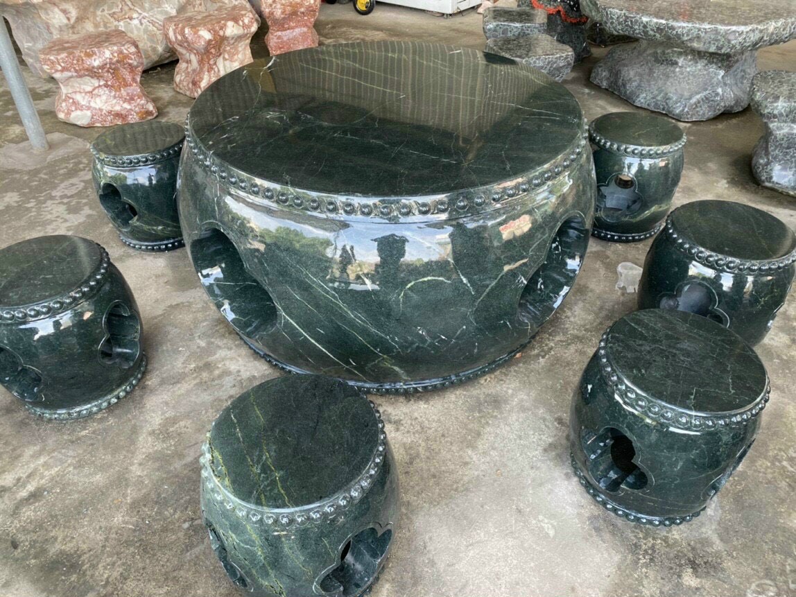 Trong không gian sống hiện đại, khi con người ngày càng tìm về với những giá trị bền vững và tự nhiên, ghế đá, bàn đá mỹ nghệ đang dần trở thành lựa chọn được ưa chuộng