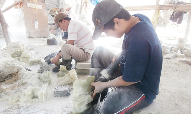 Đằng sau mỗi tác phẩm đá mỹ nghệ hoàn hảo là bao năm tháng rèn luyện, thử thách. Người nghệ nhân phải chịu nắng, chịu gió, đối mặt với bụi đá bay mịt mù. Đôi bàn tay họ sạm đen, chai sạn, thậm chí có những vết thương nhỏ do mảnh đá bắn vào