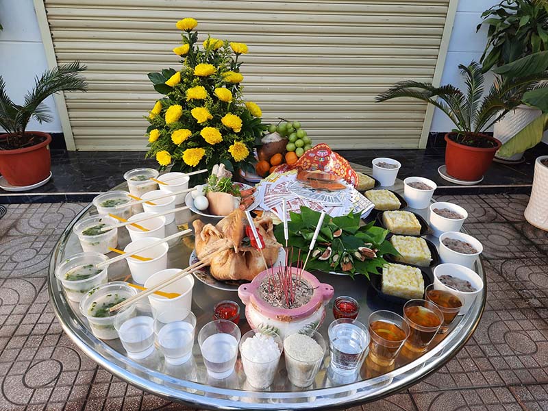 Tùy vào điều kiện gia chủ, mâm lễ có thể đơn giản nhưng cần đủ thành tâm