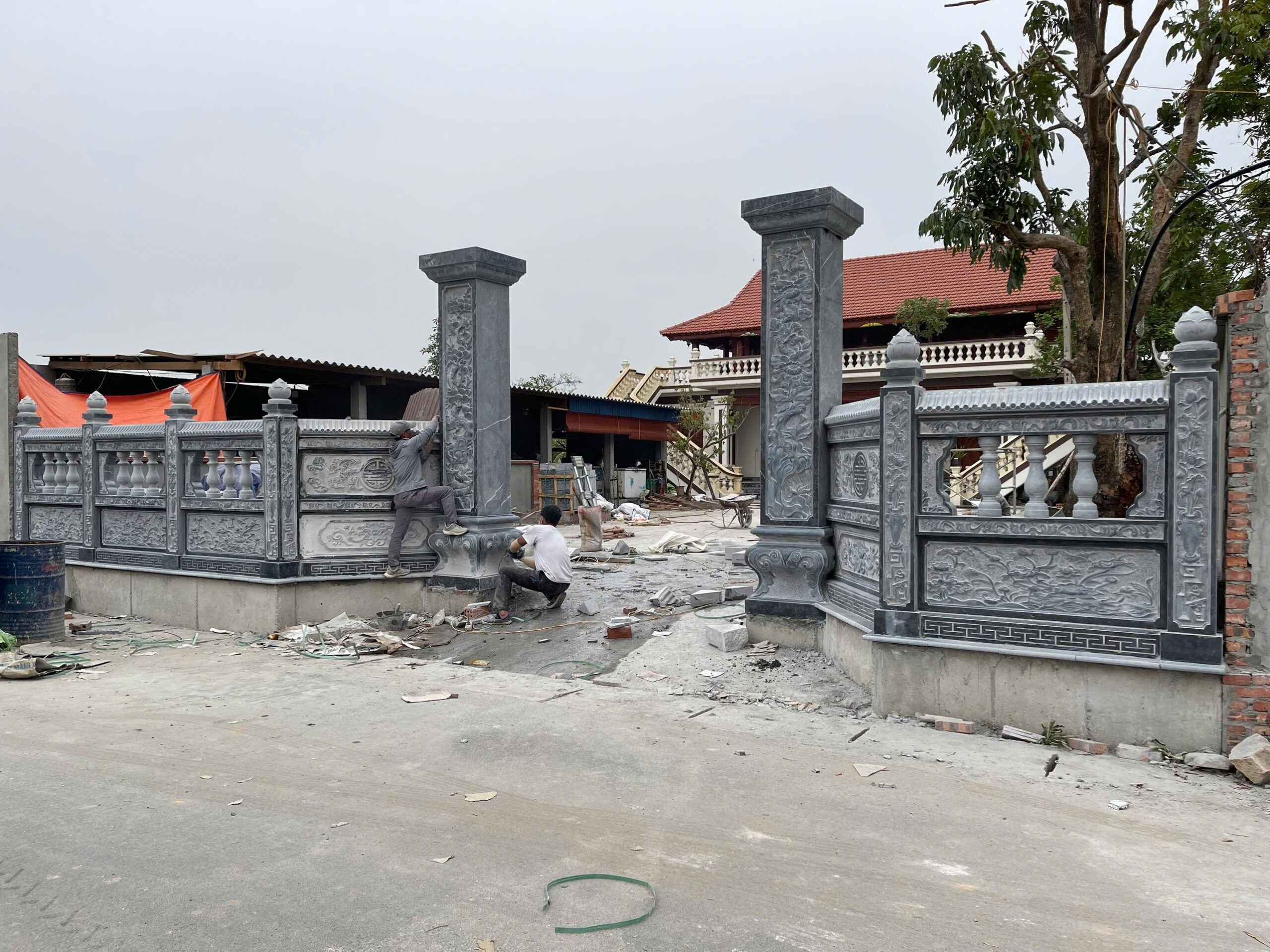 Từ góc độ phong thủy, cổng đá nhà thờ họ đóng vai trò như “bức bình phong” bảo vệ linh khí của dòng tộc. Hướng cổng, tỷ lệ chiều cao, và các họa tiết trang trí đều được tính toán sao cho phù hợp với mệnh và thế đất