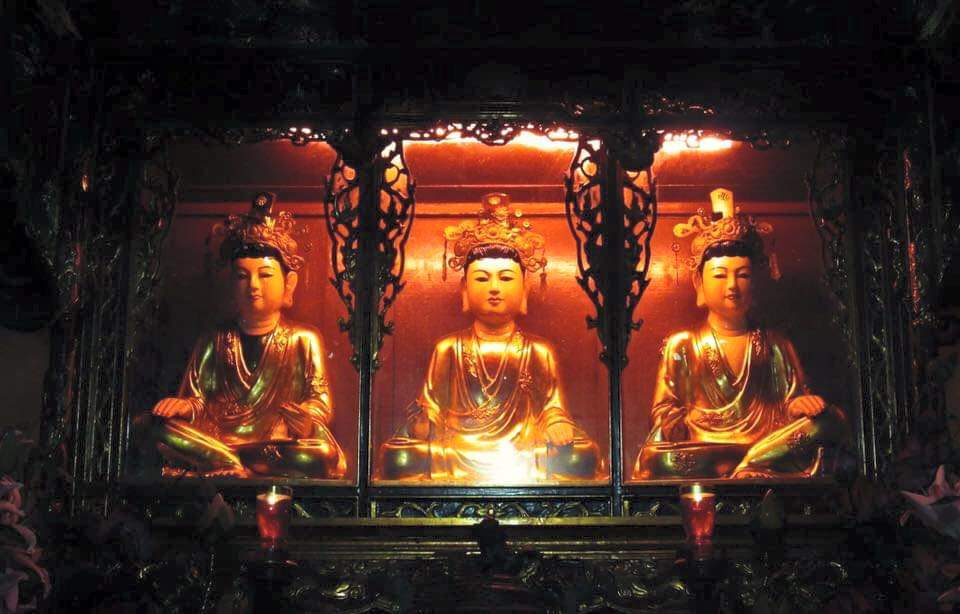 Khi dâng lễ, gia chủ nên chuẩn bị bàn thờ hoặc tượng Tam Tòa Thánh Mẫu bằng đá hoặc gỗ đặt ở nơi cao ráo, sạch sẽ. Lễ vật có thể là hoa sen, trái cây, trầu cau, bánh kẹo, nước trong, hương thơm và nến sáng