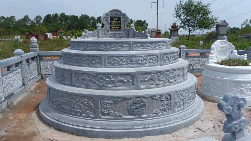 Trong văn hóa tâm linh và nghệ thuật đá mỹ nghệ Việt Nam, mộ đá tròn là một trong những mẫu mộ mang đậm giá trị phong thủy, biểu tượng cho sự viên mãn, trường tồn và vĩnh hằng