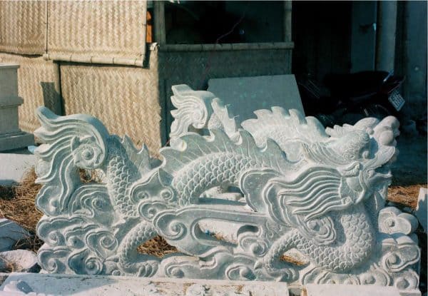 Tượng Rồng đá trong kiến trúc tâm linh Việt Nam là minh chứng rõ nét cho sự giao hòa giữa nghệ thuật, tâm linh và phong thủy