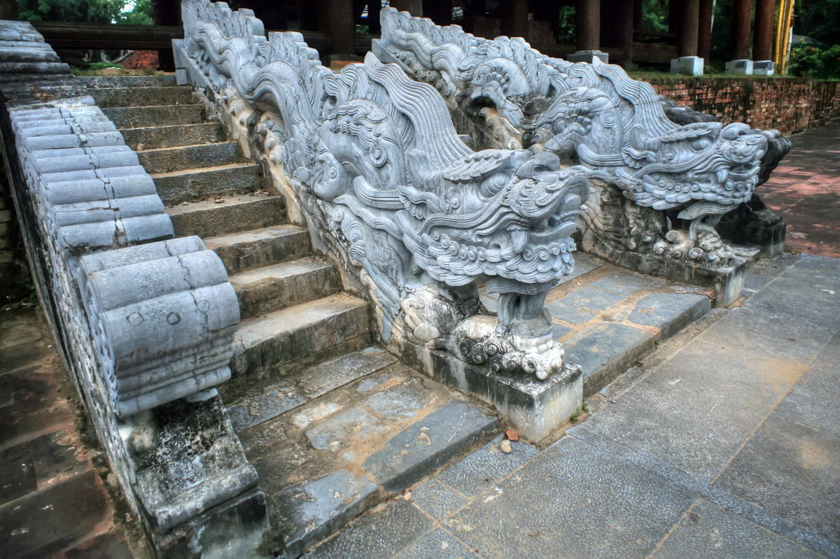 Theo phong thủy, rồng là biểu tượng của dương khí mạnh mẽ, giúp kích hoạt tài vận, trấn trạch và thu hút năng lượng tích cực