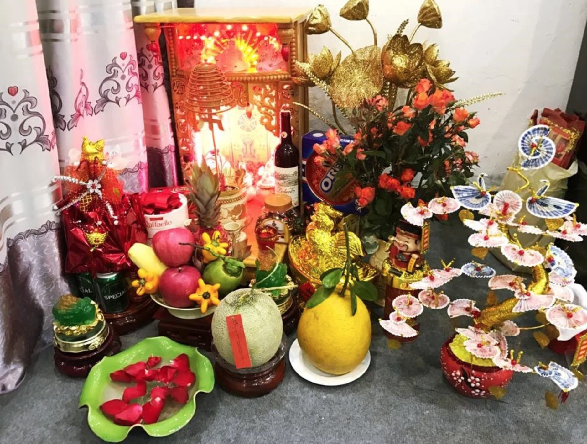 Bàn thờ Thần Tài, Thổ Địa thường được đặt dưới đất, gần cửa ra vào hoặc góc nhà hướng ra ngoài để đón lộc, giữ vượng khí