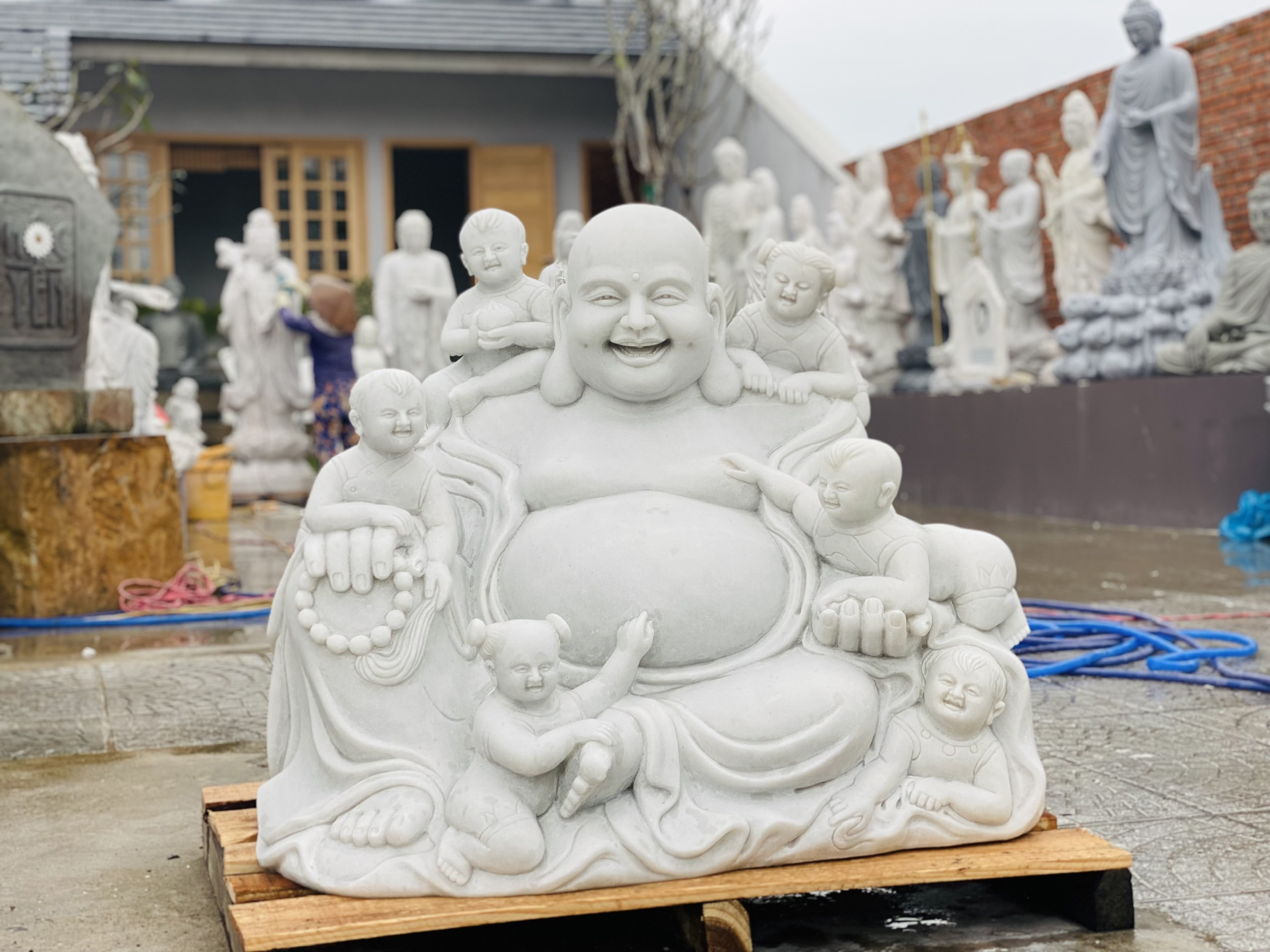 Phật Di Lặc, còn được gọi là “Phật Cười”, là vị Bồ Tát sẽ xuất hiện trong tương lai để kế thừa Đức Phật Thích Ca Mâu Ni, mang đến thời kỳ hòa bình, thịnh vượng cho muôn loài