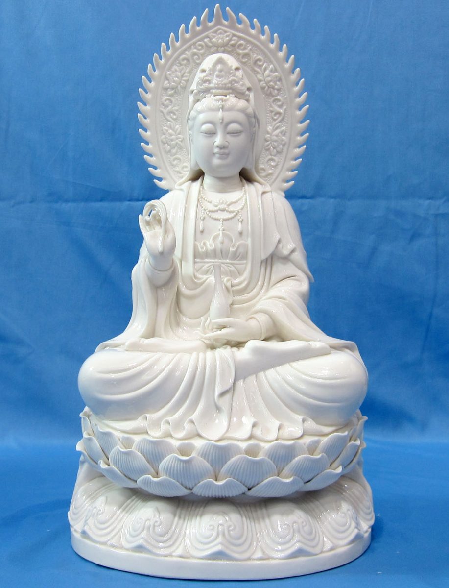 Phật Quan Âm, hay còn gọi là Quan Thế Âm Bồ Tát, là hiện thân của lòng từ bi vô lượng. Hình ảnh Ngài thường được tạc với gương mặt hiền hòa, ánh mắt nhân từ, tay cầm bình cam lộ hoặc ngồi trên đài sen