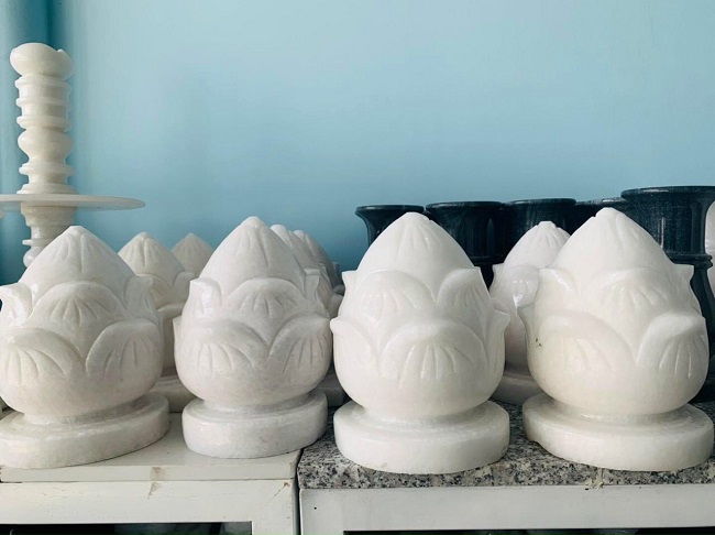 Bông sen tượng trưng cho sự thuần khiết, thanh cao và nghị lực vươn lên giữa bùn lầy mà không hề vấy bẩn. Người Việt xem sen là hình ảnh của tâm hồn trong sáng, đức tính khiêm nhường và nhân cách cao đẹp