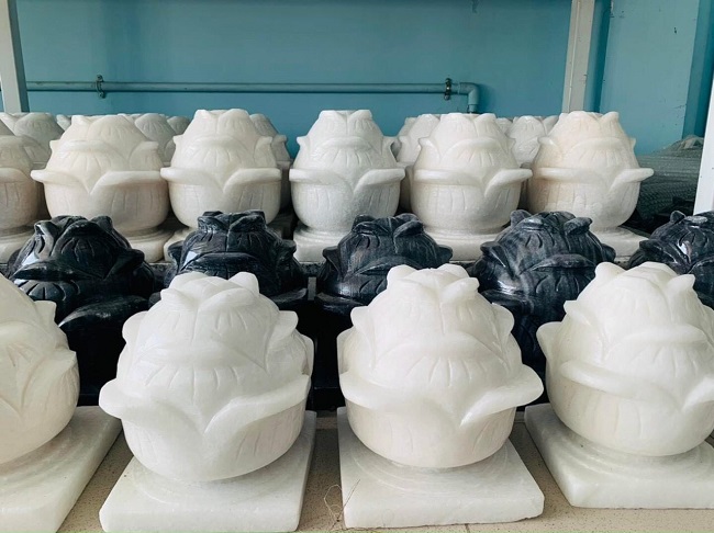 Chạm khắc bông sen trên đá đòi hỏi tay nghề cao và con mắt tinh tế. Đá – một chất liệu cứng và lạnh – qua bàn tay người nghệ nhân lại trở nên mềm mại, uyển chuyển như những cánh sen thật