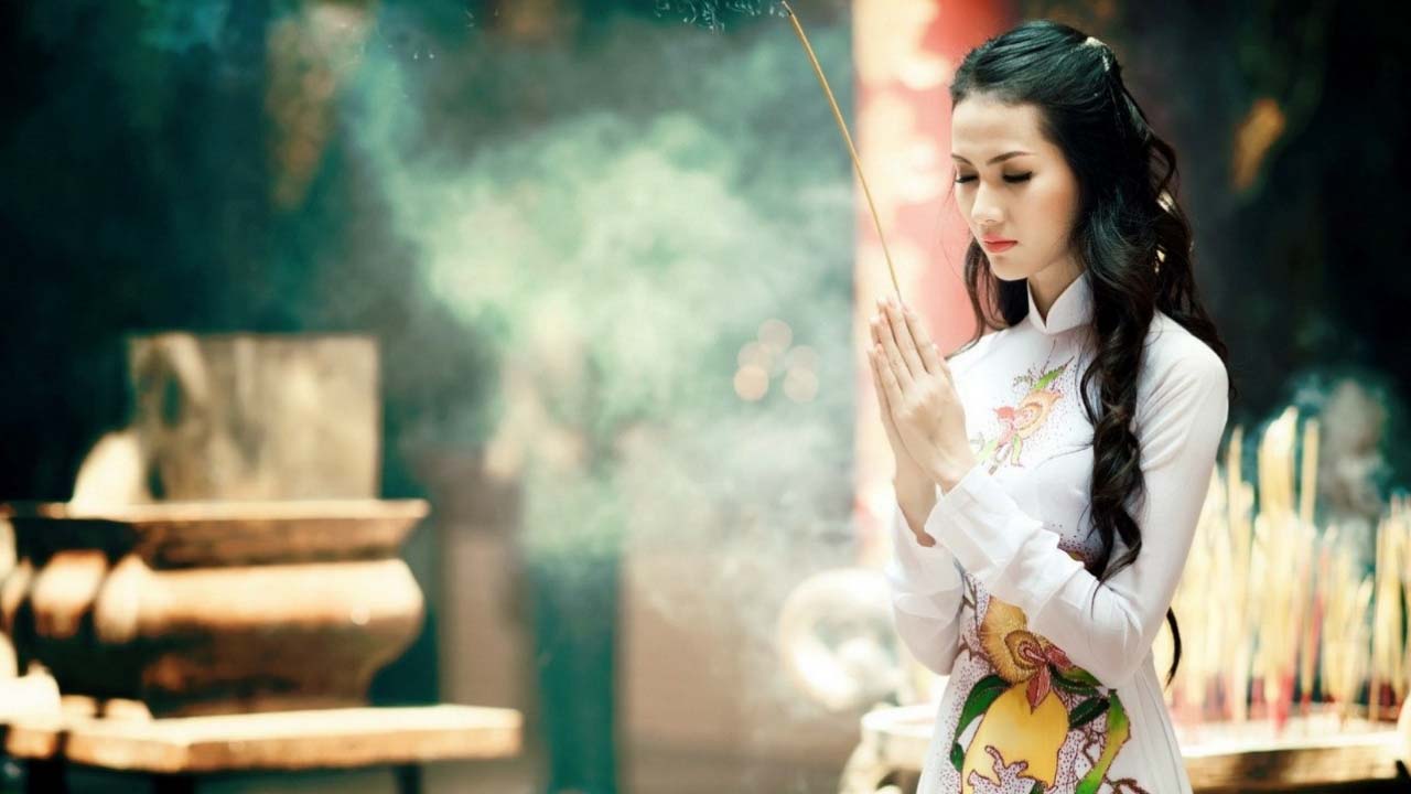 Trong văn hóa tâm linh người Việt, mỗi khi bắt đầu một việc quan trọng như thi cử, xin việc, chuyển việc hay bắt đầu kinh doanh, người ta thường làm lễ khấn cầu trời Phật, tổ tiên phù hộ