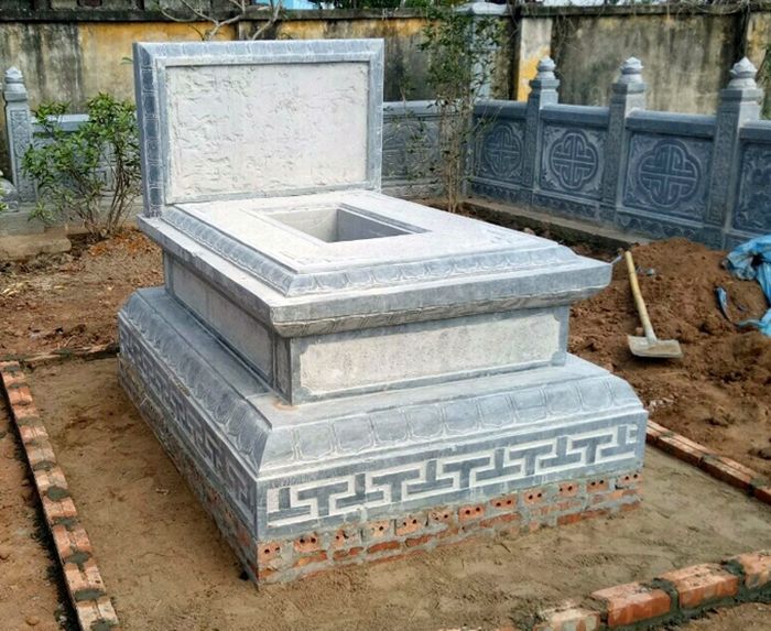 Mộ đá mỹ nghệ không chỉ là nơi yên nghỉ của người đã khuất mà còn là một tác phẩm nghệ thuật tâm linh. Mỗi chi tiết hoa văn như rồng, phượng, hoa sen, tứ linh đều mang những ý nghĩa phong thủy riêng