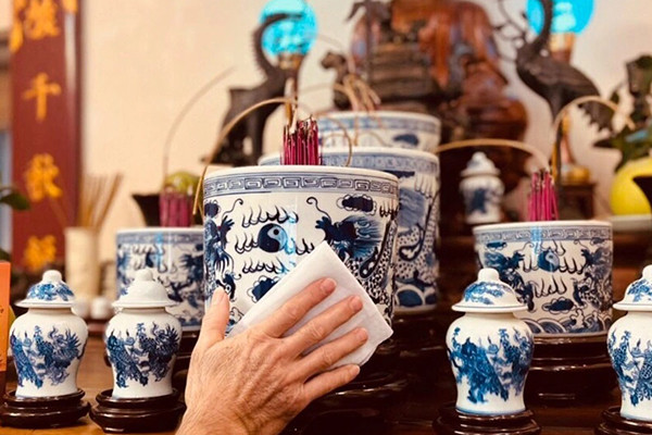 Bàn thờ gia tiên là nơi linh thiêng, là sợi dây kết nối tâm linh giữa người sống và người đã khuất. Việc rút chân nhang thường được thực hiện vào các dịp cuối năm (trước Tết Nguyên Đán), lễ Thanh minh, Vu Lan