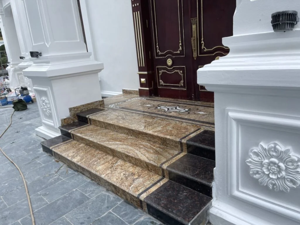 Bậc tam cấp bằng đá tự nhiên mang lại cảm giác chắc chắn và trang trọng. Đặc biệt, các loại đá vân đẹp sẽ tạo điểm nhấn ngay từ lối vào
