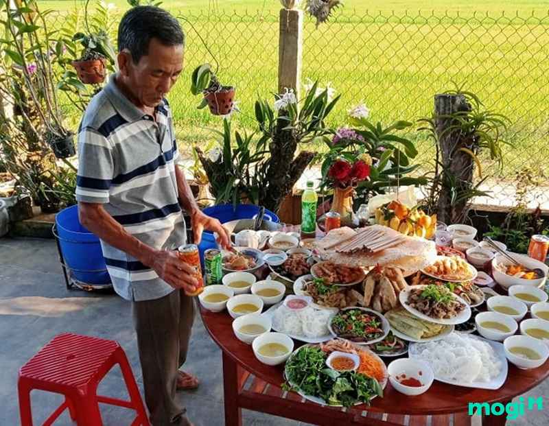 Cúng ngoài sân đá mỹ nghệ không chỉ là một nghi lễ tâm linh quen thuộc mà còn thể hiện sự chỉn chu, tôn kính trong đời sống văn hóa của người Việt
