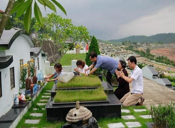 Phần mộ được xây dựng bằng đá mỹ nghệ mang vẻ trang nghiêm, tôn kính, giúp tăng tính linh thiêng trong các nghi lễ như lễ tạ mộ, thanh minh, lễ tiết…