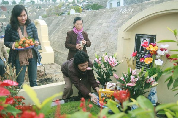 Nghi lễ cúng tạ mộ nên được thực hiện tại chính phần mộ mới xây. Nếu mộ được làm bằng đá mỹ nghệ, hãy lau dọn thật sạch sẽ trước khi tiến hành lễ
