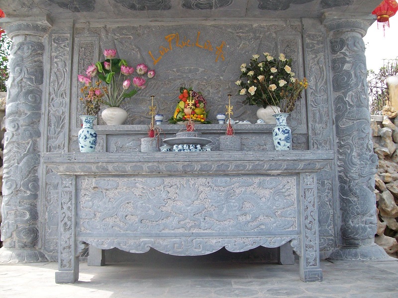Nếu bàn thờ được làm bằng đá mỹ nghệ, việc vệ sinh cần nhẹ tay, tránh hóa chất mạnh để không làm mất độ bóng và đường vân đá tự nhiên