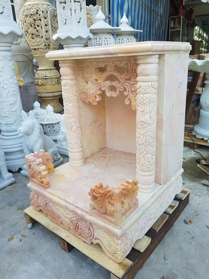Ngày nay, nhiều cơ sở đá mỹ nghệ tại Ninh Bình, Nghệ An, Bình Định, Cần Thơ… đã chế tác ra những mẫu bàn thờ Thần Tài – Ông Địa bằng đá tinh xảo, mang đậm hồn Việt